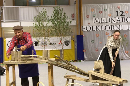 12 MEDNARODNI FOLKLORNI FESTIVAL 28 FOTO LJUBO VUKELIČ